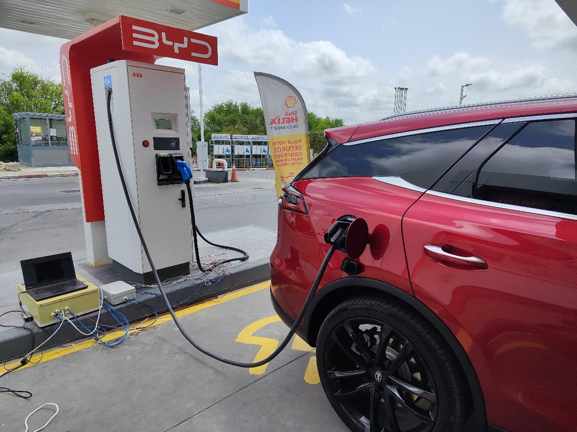 Essais de recharge de véhicules électriques au Microgrid STEG